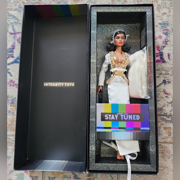 NRFB Burnt Champagne "Della Roux" Fashion Doll Intregity Toy NIB - Picture 3 of 12